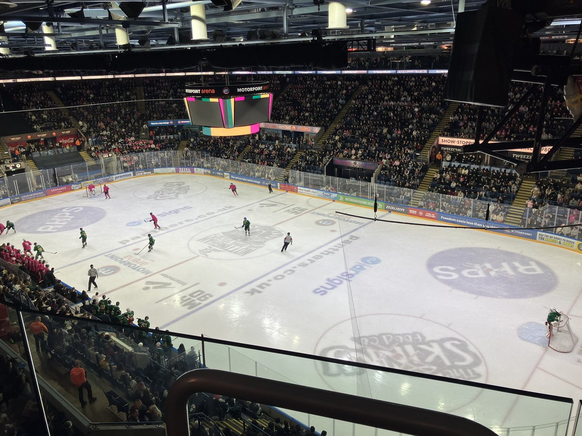 smarri00's tweet photo. Itโs always a brilliant night at the Nottingham Varsity Ice Hockey - @UniofNottingham v Nottingham Trent University.
#nottsvarsity https://t.co/e9FDVgO1a4