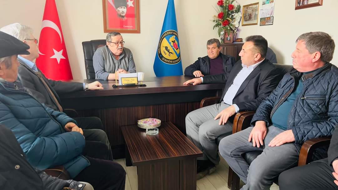 Akpartibanaz's tweet photo. İlçe Başkanımız @muraterdogan_64 Belediye Başkan Adayımız @CevizciMehmet64 ve Yönetim Kurulu Üyelerimizle birlikte Esnaf Kefalet Odası Başkanı Mustafa Şahin'i Esnaf ve Sanatkarlar Odası Başkanı Hasan Çallı'yı makamında ziyarette bundular.
@AbdlkadirKln9 @akparti_usak 
@Akparti https://t.co/kC2hb58Ed3
