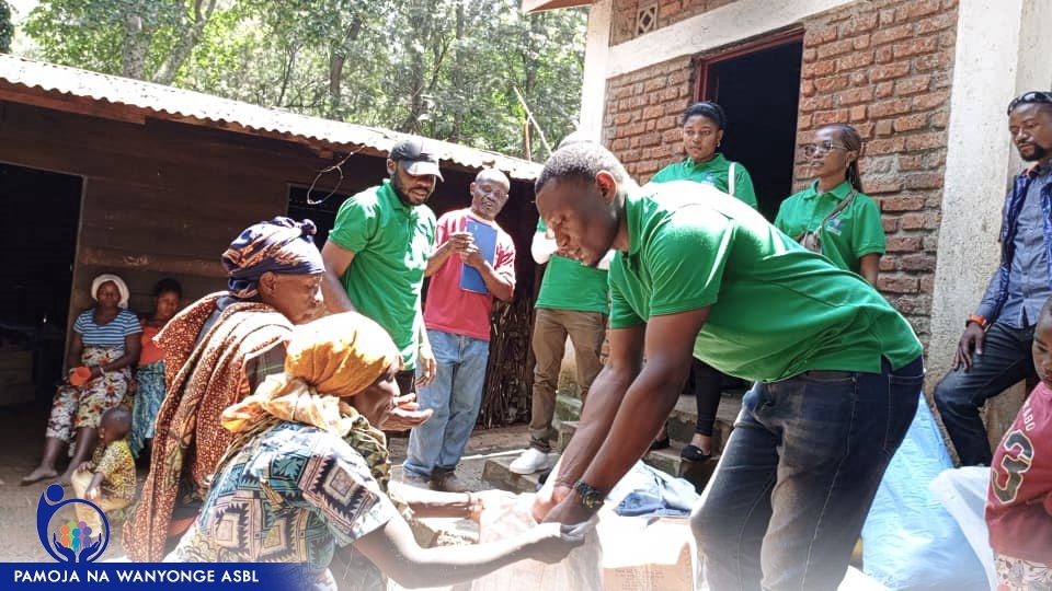 AsblPawa7239's tweet photo. A l'occasion de la journée mondiale des malades, @Pawaasbl a communié avec ls #Vieillard et
#malades de #Mugeri #katana en territoire de #Kabare au #SudKivu.
Des vivres vivres et non vivres ont été distribués aux bénéficiaires qu'ont exprimé une énorme joie.
#TukoPamoja #wanyonge https://t.co/ryZBoBXKRZ
