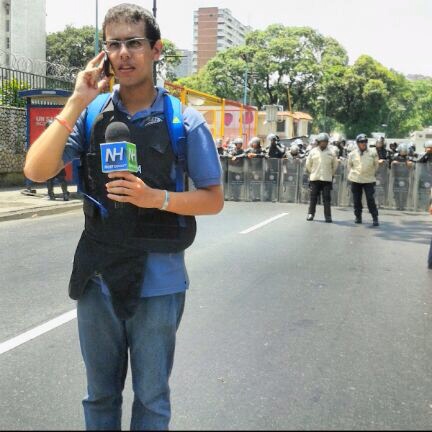 ReporteYa's tweet photo. #12Feb #DíaDeLaJuventud #Protestas2014
@DarvinsonRojas: "Hace 10 años comenzó mi historia como reportero.
Tres personas fueron asesinadas durante una jornada de protestas en Caracas. Ese día inició una serie de manifestación que duraron varios meses.
Mientras los medios de comunicación tradicionales permanecían en silencio, me vi obligado a salir a las calles, aún siendo un estudiante universitario, para informar sobre lo que estaba sucediendo.
Con un teléfono BlackBerry capturaba imágenes y las compartía en esta red. Días después comencé a trabajar en una página web de noticias. Y aquí sigo, comprometido con mi labor periodística."
