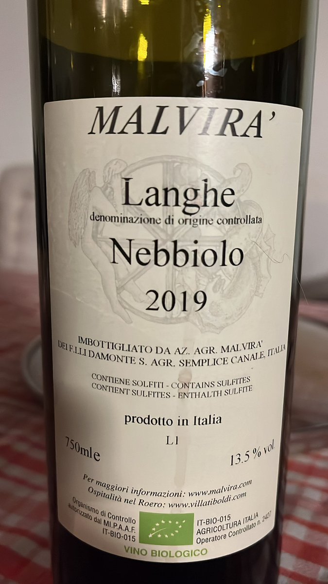 Il Nebbiolo del Roero. Diversissimo da quello delle Langhe. Tendenzialmente più fresco e non da invecchiamento. Piacevolissimo. Senza tannini pesanti. Malvirà grande azienda anche per altri vitigni.