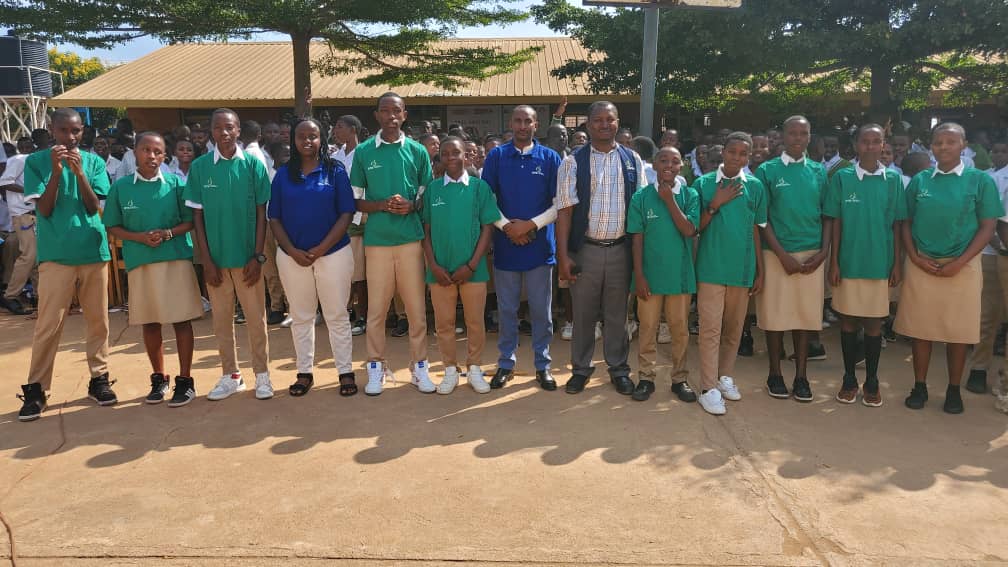 Mu rwego rwo gusobanurira urubyiruko by'umwihariko abiga mu cyiciro rusange cy'amashuri yisumbuye, inyungu iri mu kwiga Tekiniki, Imyuga n'Ubumenyingiro (TVET), Uyu munsi abakozi ba RTB basuye ndetse baganira n'abana biga kuri GS Kimironko I na GS Kayanga ari <a href="/GasaboDistrict/">Gasabo District</a>
