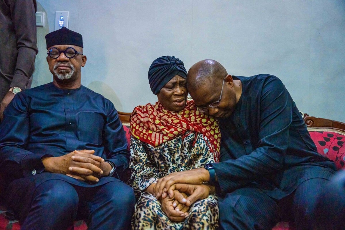 PHOTOS: Aig-Imoukhuede, Dangote, Atedo Peterside visit Herbert Wigwe's parents | TheCable thecable.ng/photos-aig-imu…