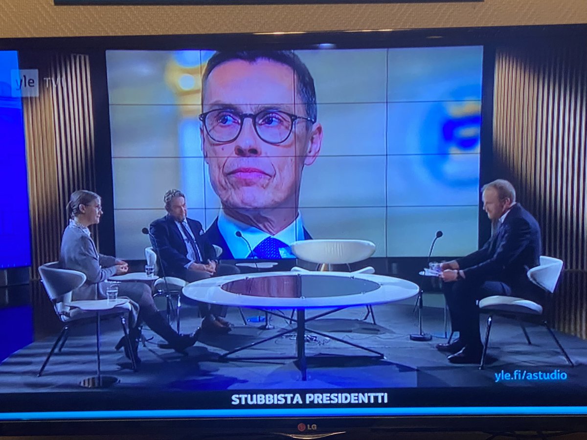 Hanna Ojanen tulkitsee viisaasti, että tosiasiassa NATO-asioissa on otettava huomioon EU-asiat ja päinvastoin, mikä vaikuttaa presidentin toimivaltaan nykyoloissa.