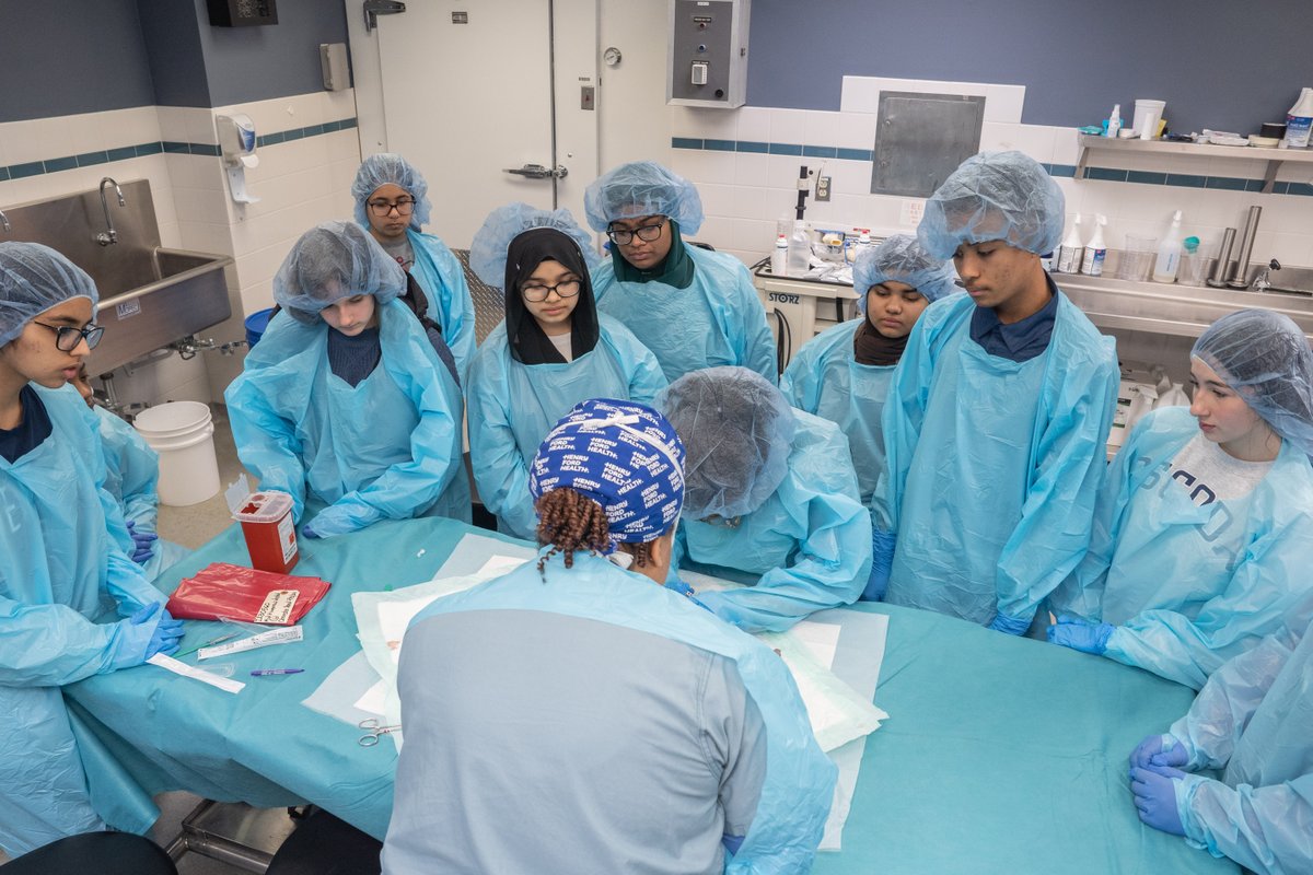 HenryFordHealth's tweet photo. Our thoracic surgeon Dr. Ikenna Okereke is on a mission to have high school students of color into the medical field through his #mentorship program. "75% of students who enter the program are still on track to be in medicine," says Dr. Okereke. Read more: https://t.co/V9XCzBa67N https://t.co/vFJqILelwt