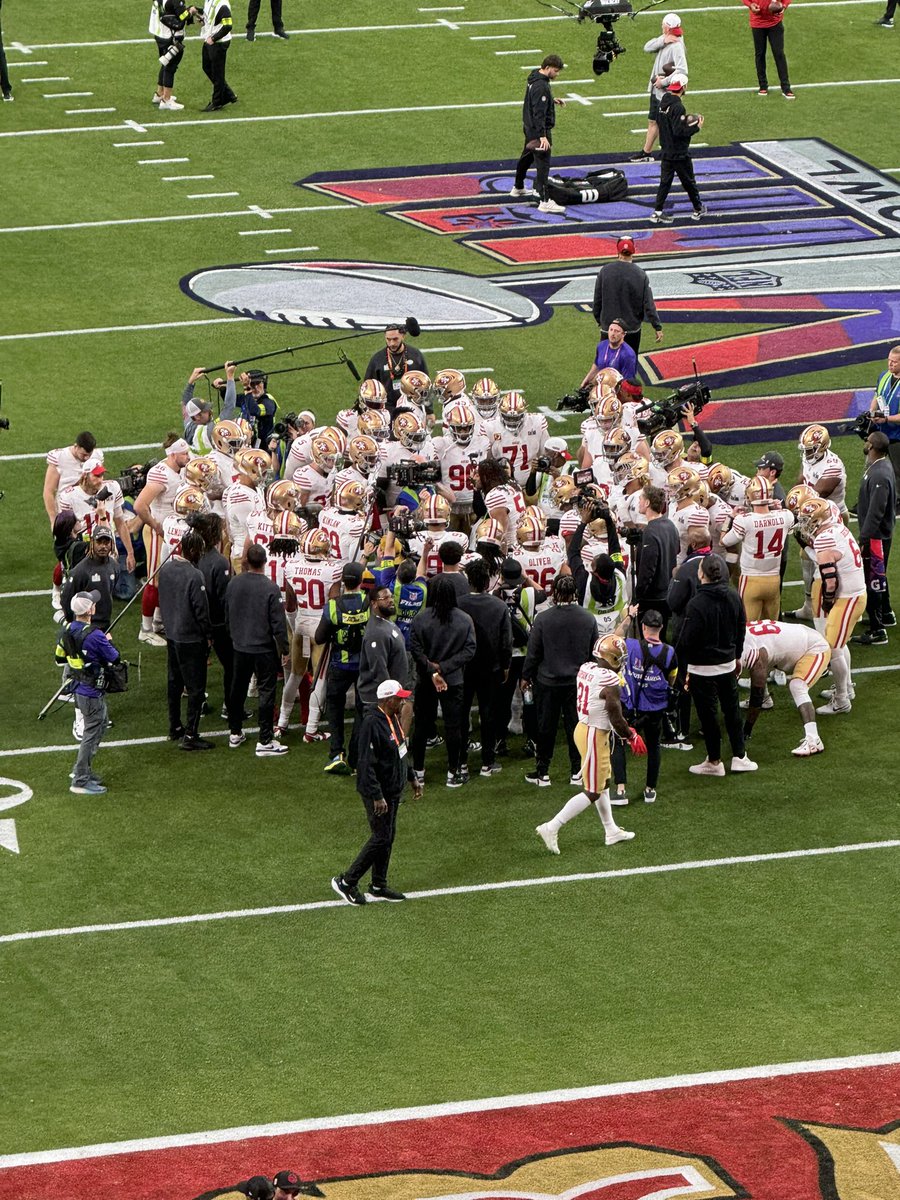 RSIZ510's tweet photo. Tough loss but extremely proud of the boys yesterday! Felt like I had to be there to get the fans loud on defense and I can def say we held it down in 203 last night. Looking forward to a break from football and then put my life in the hands of the @49ers for another season!#FTTB https://t.co/z9fesI7go0