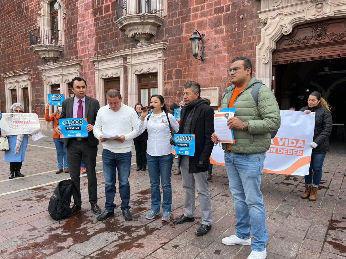 MxActivate's tweet photo. El día de hoy le entregamos a la gobernadora de Aguascalientes +15,000 firmas, para exigir que se comprometa a defender el derecho a la vida. @FNxFamilia https://t.co/1fojBCp7Hx