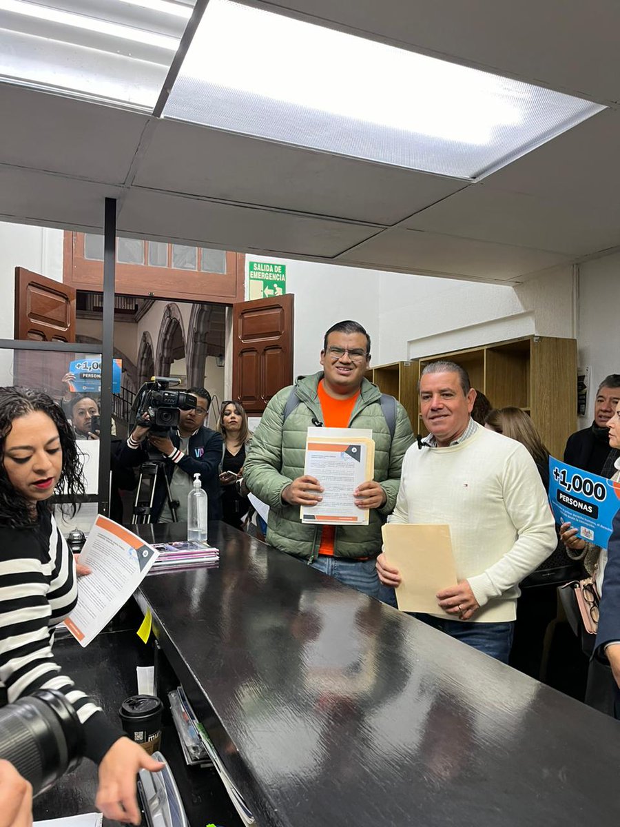 MxActivate's tweet photo. El día de hoy le entregamos a la gobernadora de Aguascalientes +15,000 firmas, para exigir que se comprometa a defender el derecho a la vida. @FNxFamilia https://t.co/1fojBCp7Hx