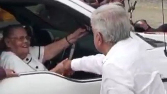 GlodeJo07's tweet photo. La foto de Xóchitl con Calderón los espanta y gritan cosas sobre el narco, mientras que la foto de AMLO con la mamá del Chapo la aplauden y la justifican diciendo que “no es para tanto”.

Ser morenista y apoyar a AMLO es sinónimo de hipocresía https://t.co/s8LQq8MAtw