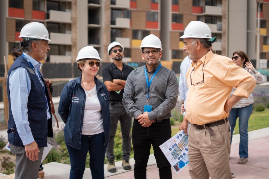 🏘️Delegada Presidencial <a href="/Kbehrensn/">Karen Behrens</a> visitó terrenos donde se construirán equipamientos y servicios en el Plan Urbano Habitacional Altos La Chimba de #Antofagasta 

Lee la nota completa aquí 👇

dprantofagasta.dpr.gob.cl/noticias/2024/…