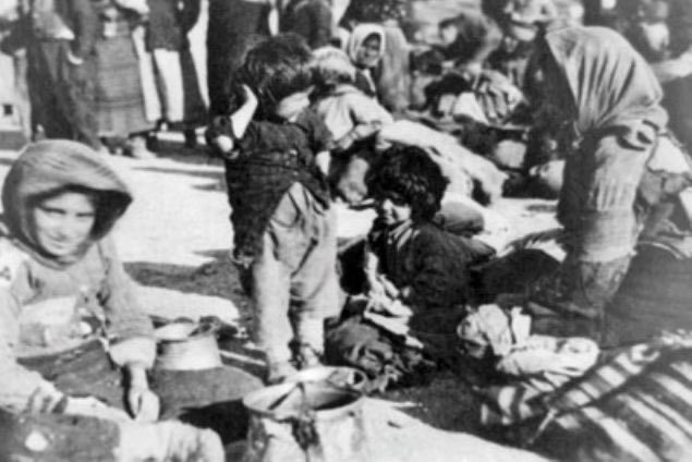 MustafaB49's tweet photo. “Dumandan insanlar dışarı koşuştular, o zaman da bizim reziller kadın ve çocuklara atış talim tahtası gibi ateş etmeye başladılar.

Kızlara ailelerinin gözü önünde tecavüz edildi. Askerler gece yağmaladıkları ipek yorganlarda yattılar.”

#GreekWarCrimes

Yunan yazar Tasos Kostopulos'un
tamamen tarihi belgelere ve anılara dayanarak yazdığı '1912-1922 Savaş ve Etnik Temizlik' kitabından.👇🏽

++