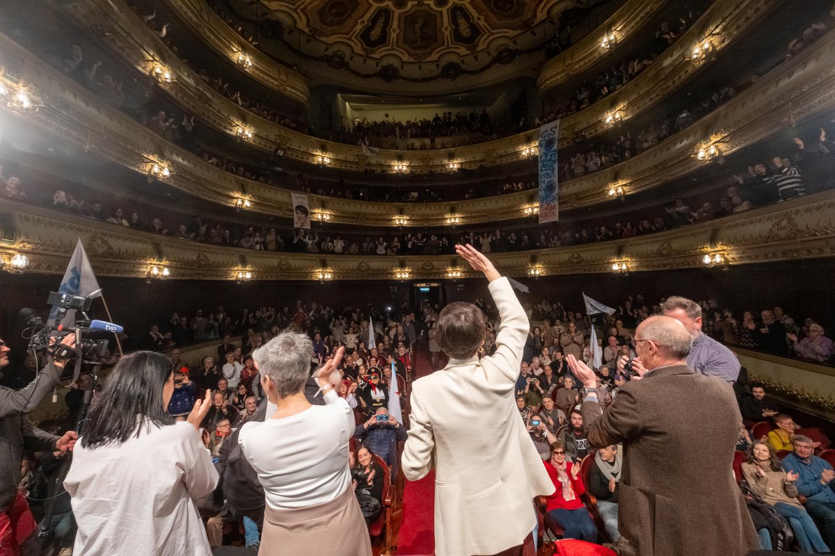 anaponton's tweet photo. GRAZAS, de corazón, a todas as persoas que tivestes que quedar fóra do Teatro Rosalía esta tarde. Emocióname ver tantas ganas de cambio. 

Este domingo #18F comezará un tempo novo para Galiza. Comprométome a ser a presidenta que poña as vosas vidas no centro.

#ÉAgora
