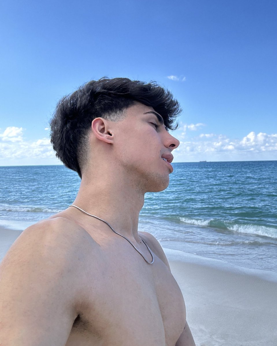 anto97c's tweet photo. Miami b*tch https://t.co/gJYvWDAsM9