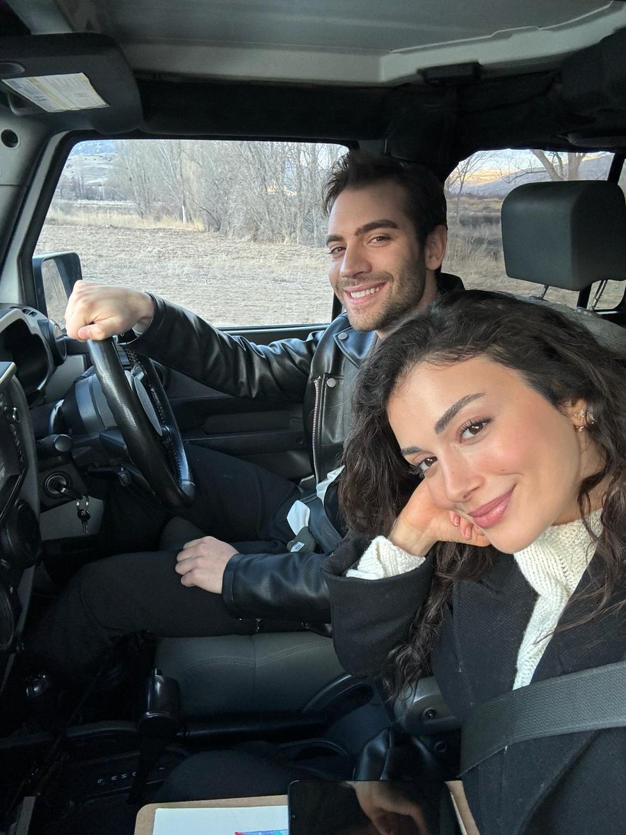 Kalbimizi bıraktığımız o fotoğraflar. 😍

#Safir ‘Saklı Kalan Bir Aşk Hikayesi’ 💠