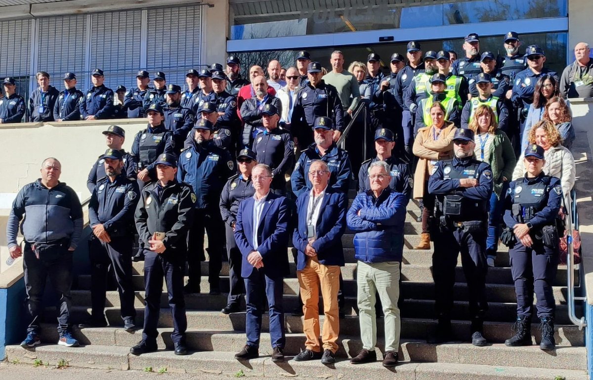 policiadepalma's tweet photo. 🚓🚔 La Policía de Palma se une al dolor de la familia de la guardia civil, con un emotivo minuto de silencio institucional, llevado a cabo en San Fernando , por el reciente asesinato de dos guardias , en Cádiz, por parte de unos presuntos narcotraficantes https://t.co/1YnhrUyikA