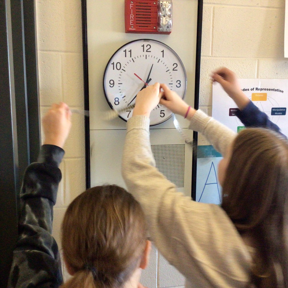 Mr_C_MSN's tweet photo. Exploring circles and finding missing dimensions was a blast today! One group wanted to use the diameter of the clock to find the circumference. #MSNLearns @LZdistrict95 https://t.co/zqz917WpFg