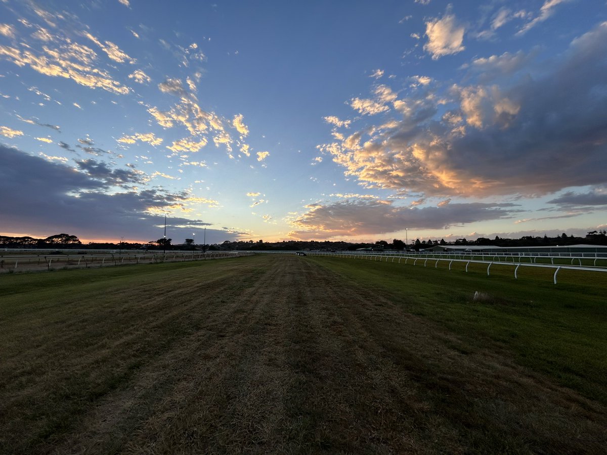 Good morning from Warrnambool Racecourse. Expecting a sunny day with a high of 26° ☀️ 
#warrnamboolweatherreport