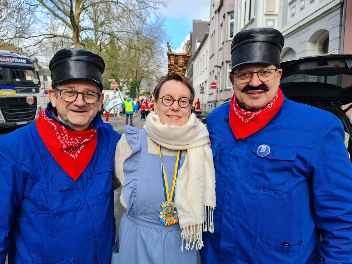 Solig lot jonn!
Heute war ich mit der SPD Solingen in der bergischen Schliepen-Tracht auf dem Karnevalszug. 40.000 Menschen, Jung und Alt sammelten zusammen Kamelle und feierten mit uns den Rosenmontag. #solingen #spd #karneval #rosenmontag #bergischesland