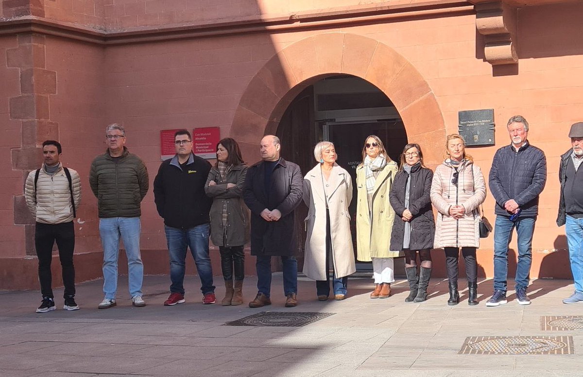 #Viladecans s'ha sumat aquest matí al minut de silenci en rebuig a  l’assassinat de 2 guàrdies civils a Barbate en acte de servei.

Tot el nostre suport a famíla i entorn de les víctimes 🖤
 
La  feina dels membres de Cossos i Forces de Seguretat mereix tot el reconeixement.