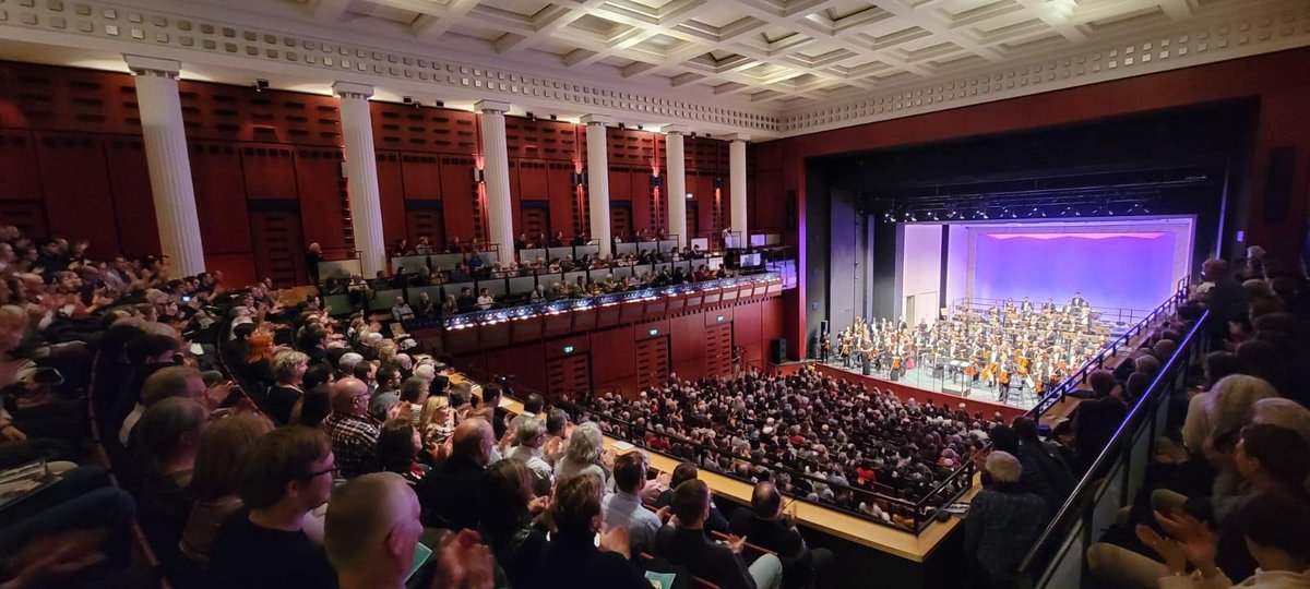 Full House im Konzerthaus #Karlsruhe für BRUCKNER 200! 😀
Ein großes Danke für die Unterstützung an <a href="/KITKarlsruhe/">Shmoopy</a> / @zak_kit - und eins euch allen, dass ihr diesen Abend bei uns wart. ❤️
Ein paar Erinnerungen gibts noch die kommenden Tage ... 😍
#bruckner #sibelius #kitkarlsruhe