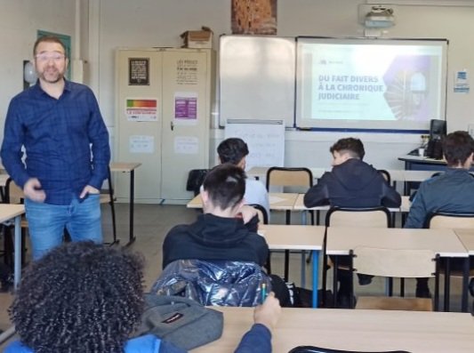 VaubanLycee's tweet image. Journée culturelle très riche au @VaubanLycee aujourd&apos;hui. 1/2 Atelier d&apos;écriture journalistique avec @cirone06 de @Nice_Matin pour les 2eNT6 : du fait divers à la chronique judiciaire. En route vers la #SPME2023 ! ✍️📝 @AcademieNice @evs_de #CDI @clemi_nice