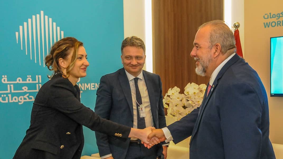 Una importante visita de trabajo cumple nuestro Primer Ministro <a href="/MMarreroCruz/">Manuel Marrero Cruz</a> en Emiratos Árabes Unidos. La voz de #Cuba se escucha en la Cumbre Mundial de Gobiernos, que allí sesiona, porque deseamos un futuro mejor para nuestros pueblos y #QueNadieQuedeAtras. 

¡Éxitos!