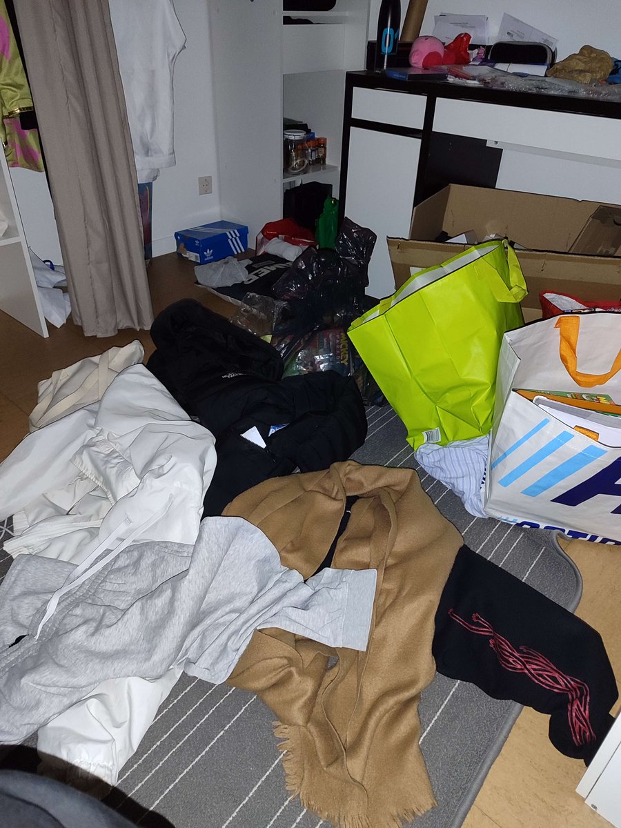 Bonjour tout le monde,
J'fais ce tweet parce que je suis vraiment dans une situation compliquée, à partir du 29 février je serais à la rue sans toit ni travail.
si vous voulez m'aider avec une colocation , un boulot ou un don mes dm sont ouverts, j'fais le thread pour expliquer :