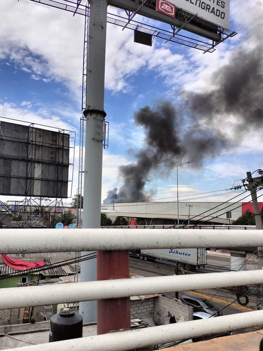 InfonavitNort's tweet photo. #AlMomento

Se registra un incendio en una bodega de contenedores y tarimas ubicada en el Municipio de Tultitlán, ubicada en la calle Quinta Sur, en la colonia Independencia.

Elementos trabajan en sofocar el incendio. https://t.co/fqEJNGlZDs