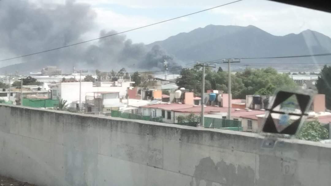 InfonavitNort's tweet photo. #AlMomento

Se registra un incendio en una bodega de contenedores y tarimas ubicada en el Municipio de Tultitlán, ubicada en la calle Quinta Sur, en la colonia Independencia.

Elementos trabajan en sofocar el incendio. https://t.co/fqEJNGlZDs