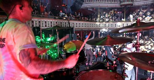 scnfdm's tweet photo. Check out this drum cam from Anthony Ghazel's performance on "Another Way Out" from tour last year-
https://t.co/NvX6n1LAfb
#HollywoodUndead #HollywoodAndN9ne #HotelKalifornia #AnotherWayOut https://t.co/87rLSfiBte