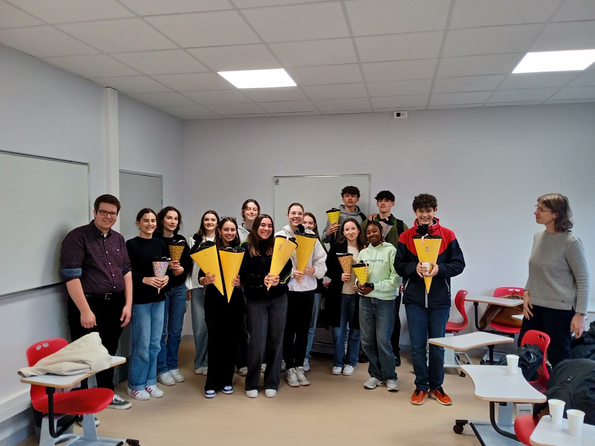 👩‍🎓🧑‍🎓Remise de prix pour les  gagnants de notre jeu concours organisé dans la cadre de la journée  🇫🇷🇩🇪 2024
👏Bravo aux élèves  #VeniseVerte <a href="/NiortAgglo/">Niort Agglo</a> qui ont démontré des compétences interculturelles certaines !
Tous nos lauréats sont repartis avec leur "Schultüte"
🙏profs 🇩🇪