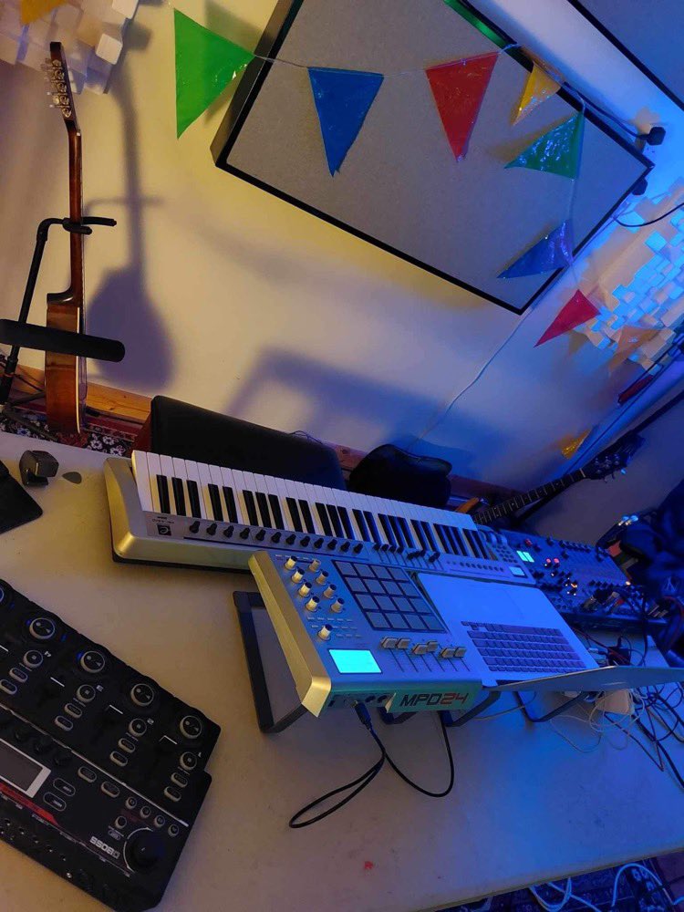 swefnsedge's tweet photo. FallenMoon meets @swefnsedge for the first R&amp;D &amp; #rehearsals for some upcoming #immersivesoundscape #performances. A lovely day of #improvisation. Poorly #studiodog Nook patiently taking things easy while we work. https://t.co/MN3L5xAYhd