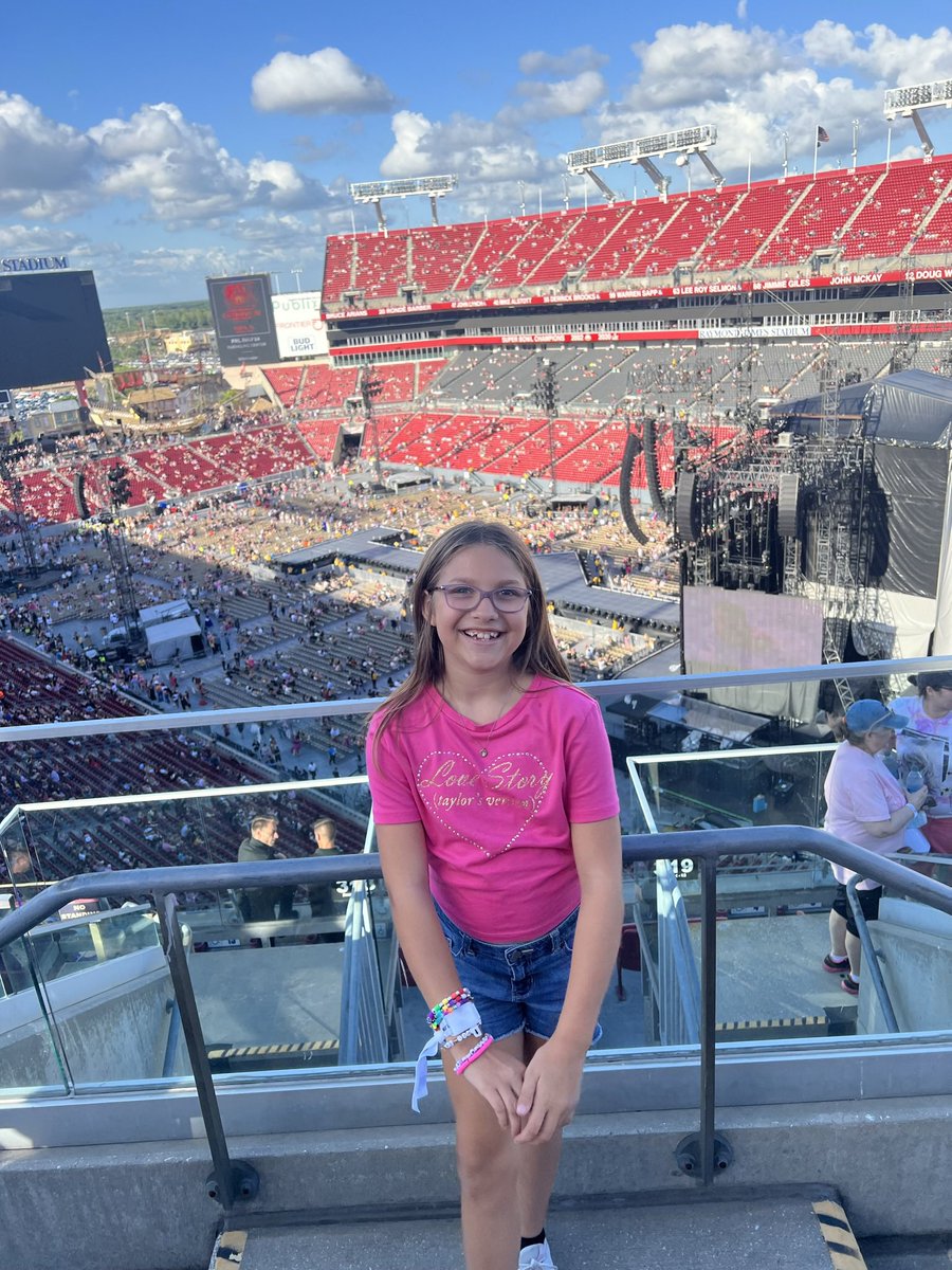 Trying to get my mini a @taylornation13 notice as #LoveStoryTaylorsVersion 's #1 fan but the picture took forever to load.

Anyways here's my little love💖🫶🏻💖