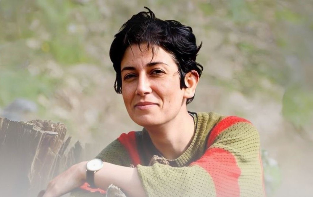 farAyad_'s tweet photo. زندانی سیاسی پخشان عزیزی، روزنامه‌نگار و مددکار اجتماعی توسط دستگاه قضایی جمهوری اسلامی به "بغی" از طریق عضویت در جمعیت‌های معارض کشور متهم شده است.
این اتهام خطرناک می‌تواند منجر به صدور حکم اعدام شود.
پخشان حدود ٢٠٠ روز در بند ٢٠٩ زندان اوین تحت فشار بازجویی قرار داشت. https://t.co/kU55pn2ZDp