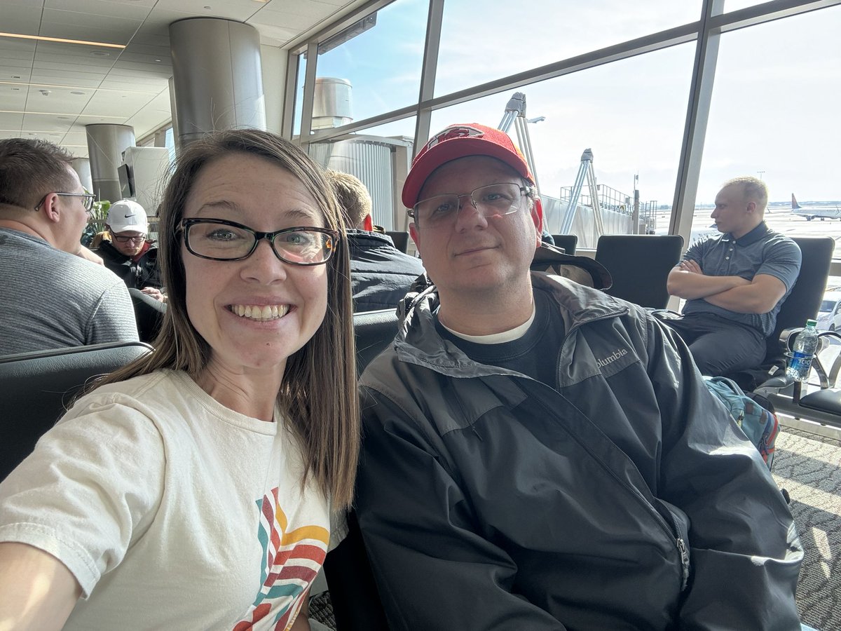 CarlyMaloney8's tweet photo. Guess who I found boarding my flight in SLC headed to the 2024 National Teacher of the Year Orientation?! The Missouri State Teacher of the Year on a layover in SLC. Also, we both teach psychology. Congrats, Greg! So excited to collaborate with you and our @NNSTOY cohort! https://t.co/oqRuzopQgM