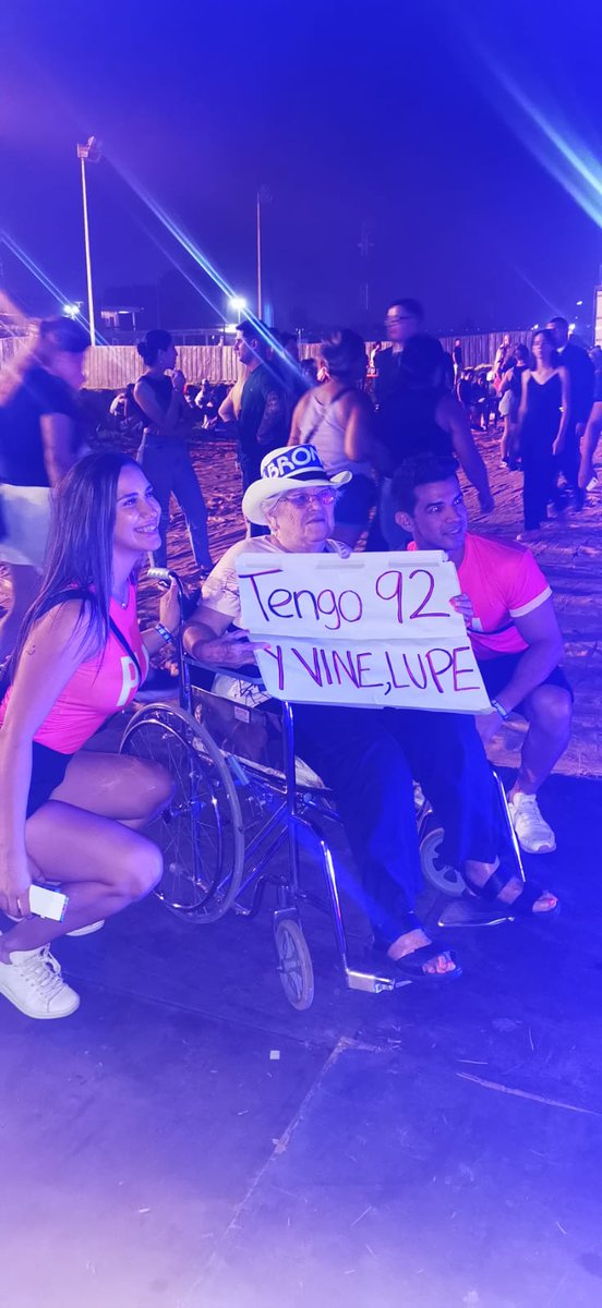 estelibusto's tweet photo. El año pasado fue a su concierto en el cumbiafest, bailo y se robó un montón de miradas y palabras de admiración por su carisma y espíritu farrista! 

Este año se propuso conocer personalmente a su ídolo! 😍😍 RT RT @yolandapark1 @popupy @_garziagroup @pionerodj https://t.co/iW0bSbBxUG