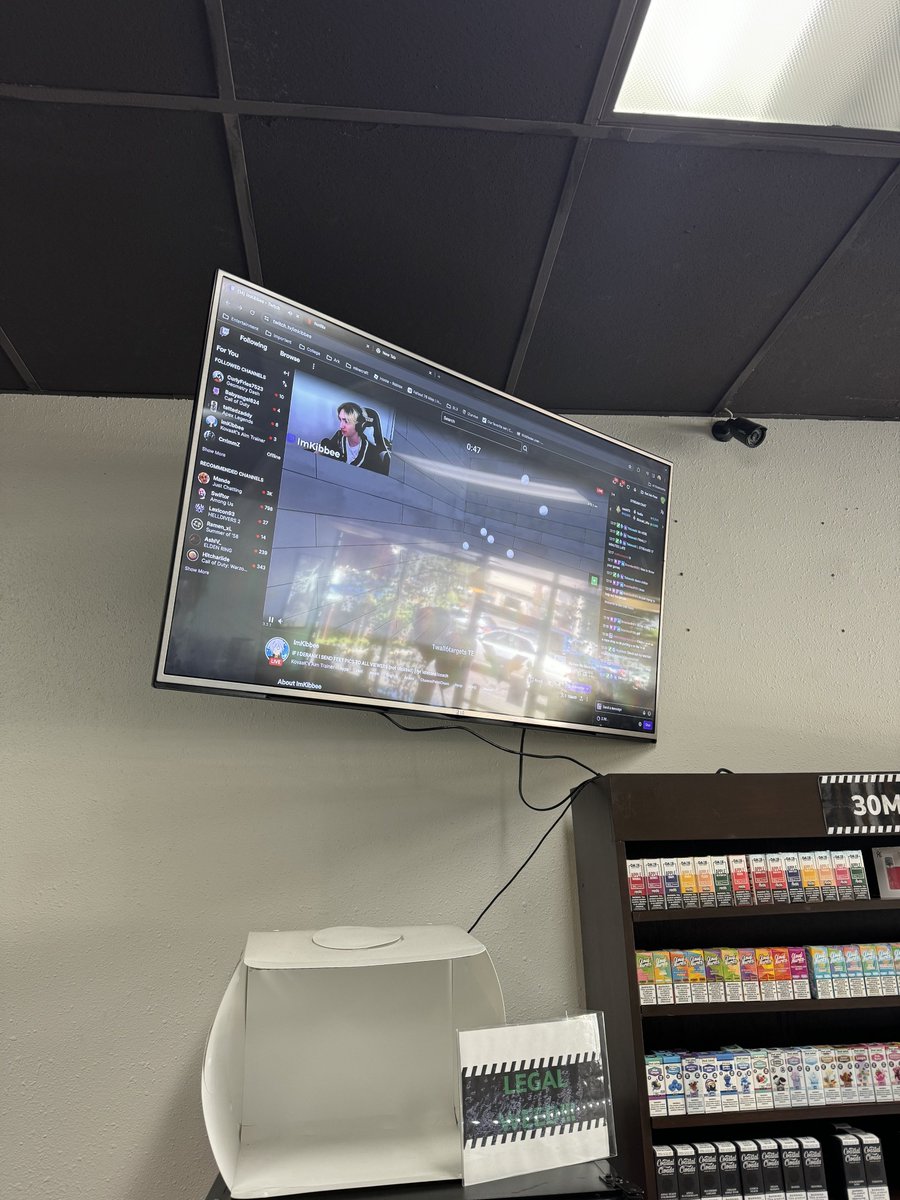 guys i made it, im on the big screen in a store