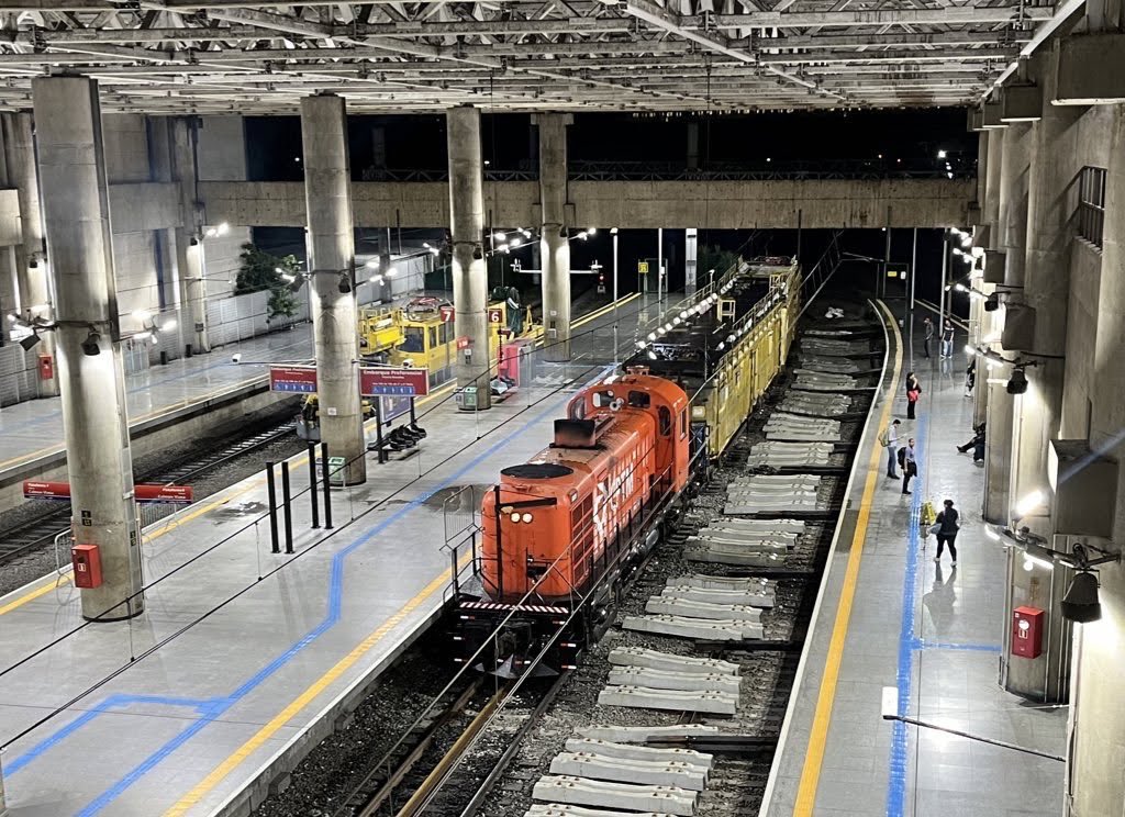 DiariodaCPTM's tweet photo. 🚆🛠️ Linha 12-Safira da CPTM volta a operar normalmente após entrega de obras a partir desta quarta-feira (14/02)

A Linha 12-Safira da CPTM, uma das principais rotas de acesso da zona leste de São Paulo e região do Alto Tietê ao centro da capital paulista, retoma suas operações regulares a partir desta quarta-feira (14/02), após a conclusão das obras para a instalação de Aparelhos de Mudança de Via em formato de X. A liberação do trecho e a entrega das obras ocorreram surpreendentemente 11 dias antes do previsto.

Os testes para liberação entre as Estações Brás e Tatuapé iniciaram-se em 08/02, com as composições circulando sem passageiros, seguidos pela operação assistida em 10/02, com a circulação sendo realizada com passageiros.

A interdição para realização das obras de instalação dos novos Aparelhos de Mudança de Via (AMVs) teve início em 26 de dezembro. Esses AMVs, formando dois travessões em formato de X, visam facilitar a chegada e partida das composições na Estação Brás, promovendo maior fluidez na circulação dos trens.

Pedro Moro, presidente da CPTM, ressaltou que as equipes de manutenção e operação trabalharam incessantemente para concluir as obras antecipadamente, permitindo a normalização da operação com todas as melhorias previstas.

Além da instalação dos AMVs, foram realizadas obras na rede aérea e nos sistemas de sinalização, com equipamentos exclusivamente fabricados para a CPTM, garantindo todos os requisitos necessários para melhorar a experiência dos passageiros.

Com 13 estações que atravessam a zona leste de São Paulo e municípios do Alto Tietê, a Linha 12-Safira conecta as estações Brás, no centro da capital paulista, e Calmon Viana, no município de Poá. Em 2023, a linha transportou, em média, 263 mil pessoas por dia útil, em seus 39 quilômetros de extensão.