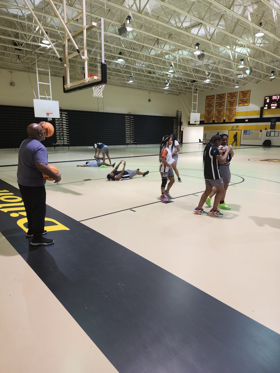 WayneMcRae2's tweet image. Coach James McMillan and the lady Wildcats get ready for practice. They are preparing for the playoffs. #GoWildcats,#DaVoiceOfThePeeDee, #KeepProgressing