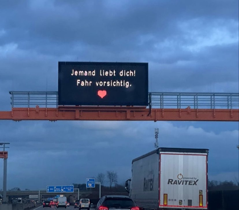Love is in the Air 🥰 darum gibts ab sofort Liebesbotschaften von der ASFINAG. Wir starten mit einer neuen Kampagne und schalten ab sofort Textanzeigen mit viel Emotion und Augenzwinkern. Denn Liebe hat kein Limit, Tempo schon <a href="/ASFINAG/">ASFINAG</a>