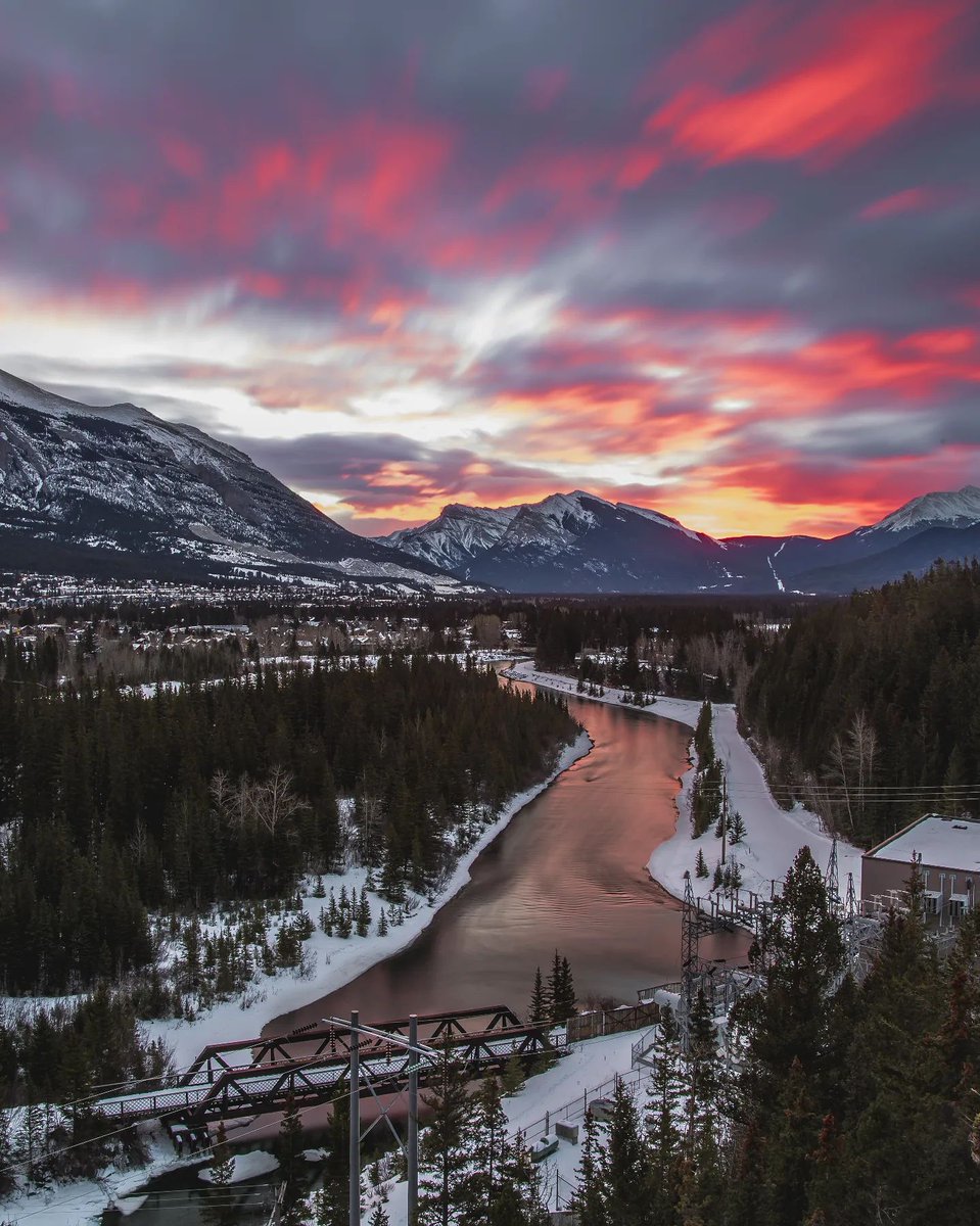 Cotton candy skies and Rocky Mountain peaks are a match made in heaven. Explore the natural beauty of Canmore and Kananaskis: bit.ly/30YqkQ8 📸 IG: activebynaturecanmore, inaweofmountains, amrenfunke17, kimkabeshphotography | #ExploreCanmore #ExploreKananakis