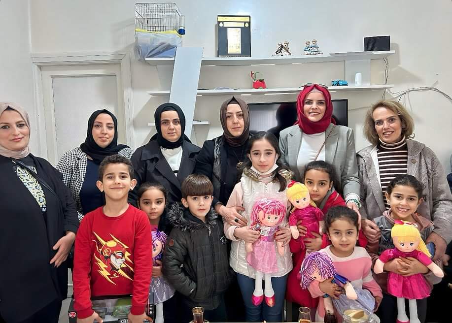 AkKiliss's tweet photo. AK Parti Genel Merkez Kadın Kolları Güneydoğu Anadolu Bölgesi Başkanımız Kilis İl  Koordinatörümüz, Belediye Başkan Adayımız’ın Eşi , Ak Parti Kilis İl Başkanımız’ın Eşi  İle birlikte Saraç Mehmet Çavuş Mahallemizde Ayşe Sıdıka Yüzbaşıoğlu’nun Evine Misafir Olduk. https://t.co/Tyv5KmFBTg