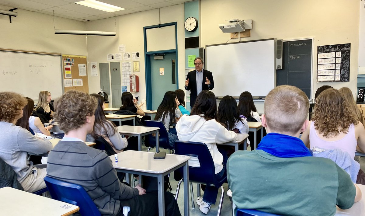 Penalosa_G's tweet photo. #UrbanHealth #GivingBack
Joyful day with students of Lawrence Park Collegiate.
Smart 15-17 y/o, kind, curious. Future will be better, #TO4everyone.
Did session w Eco-Council & Keynote at Assembly.
Giving back but always feel that I receive more. (free in Greater Toronto). https://t.co/Of4z2XIEli