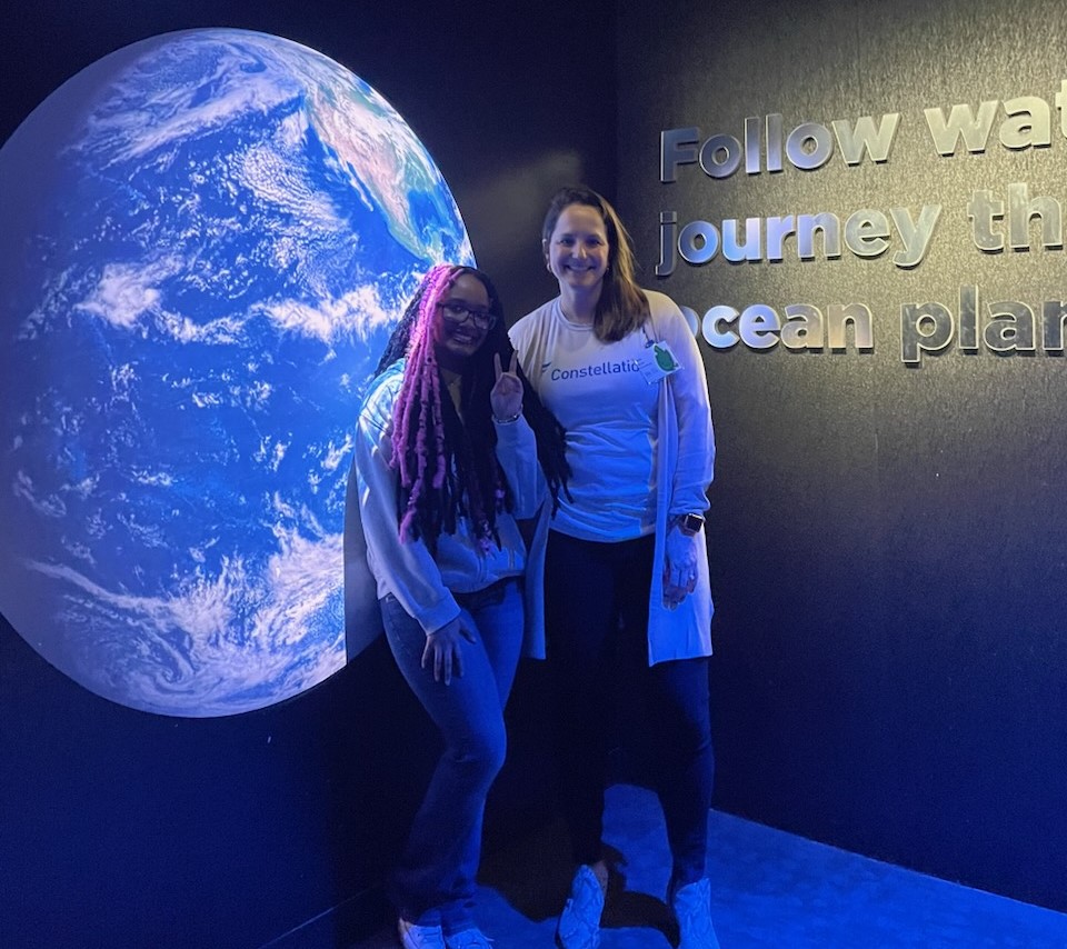 ConstellationEG's tweet photo. Students from our inaugural Youth Energy Summit joined their Constellation mentors for an evening at @NatlAquarium, taking in the various exhibits and having dinner together. Grateful for the oppty to learn from one another and develop these lasting relationships! @NEED_Project https://t.co/j6DGE1koDs