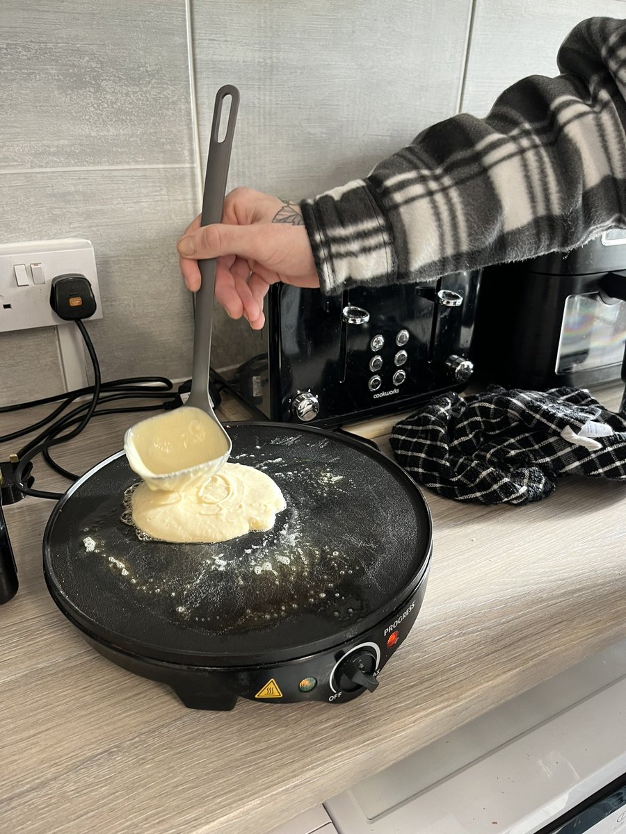 Youthstart young person making some pancakes🥞 while on a 1-1👏🏻

#youthstartpartnership #UKSPF 
#cooking #buildingskills @TheUKSPF