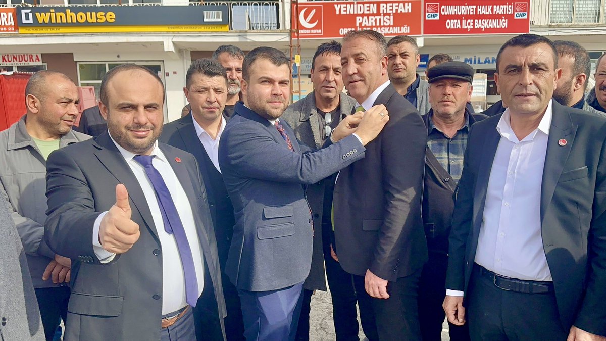 erbakanfatih's tweet photo. Yeniden Refah hızla büyümeye devam ediyor. 

Çankırı’nın Orta İlçesi ve Yaylakent Beldesi’nden Ak Parti üyesi 300 kişi Yeniden Refah Partimize katıldı. Yeni üyelerimizin rozetlerini Genel Başkan Yardımcımız M. Fatih Müjdeci taktı. Yeni üyelerimize hoşgeldiniz ve hayırlı olsun diyoruz.