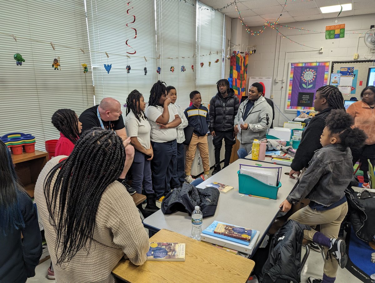 ElevateStLouis's tweet image. Elevate St. Louis students raise the quality of life for Little Elevate mentees at @FergFlorSchools Lee-Hamilton Intermediate School. They represent thousands of young people on the rise in North STL Louis County #LetsChangeTheNarrative #NoOneGetsThereAlone #LeadersElevateLeaders