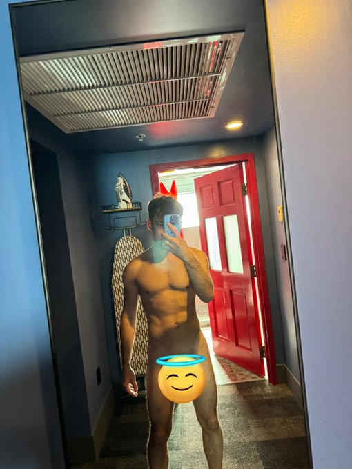 Repost if you think we should take a bath together. https://t.co/wNm9wat0G7 https://t.co/nnWma8lvj7