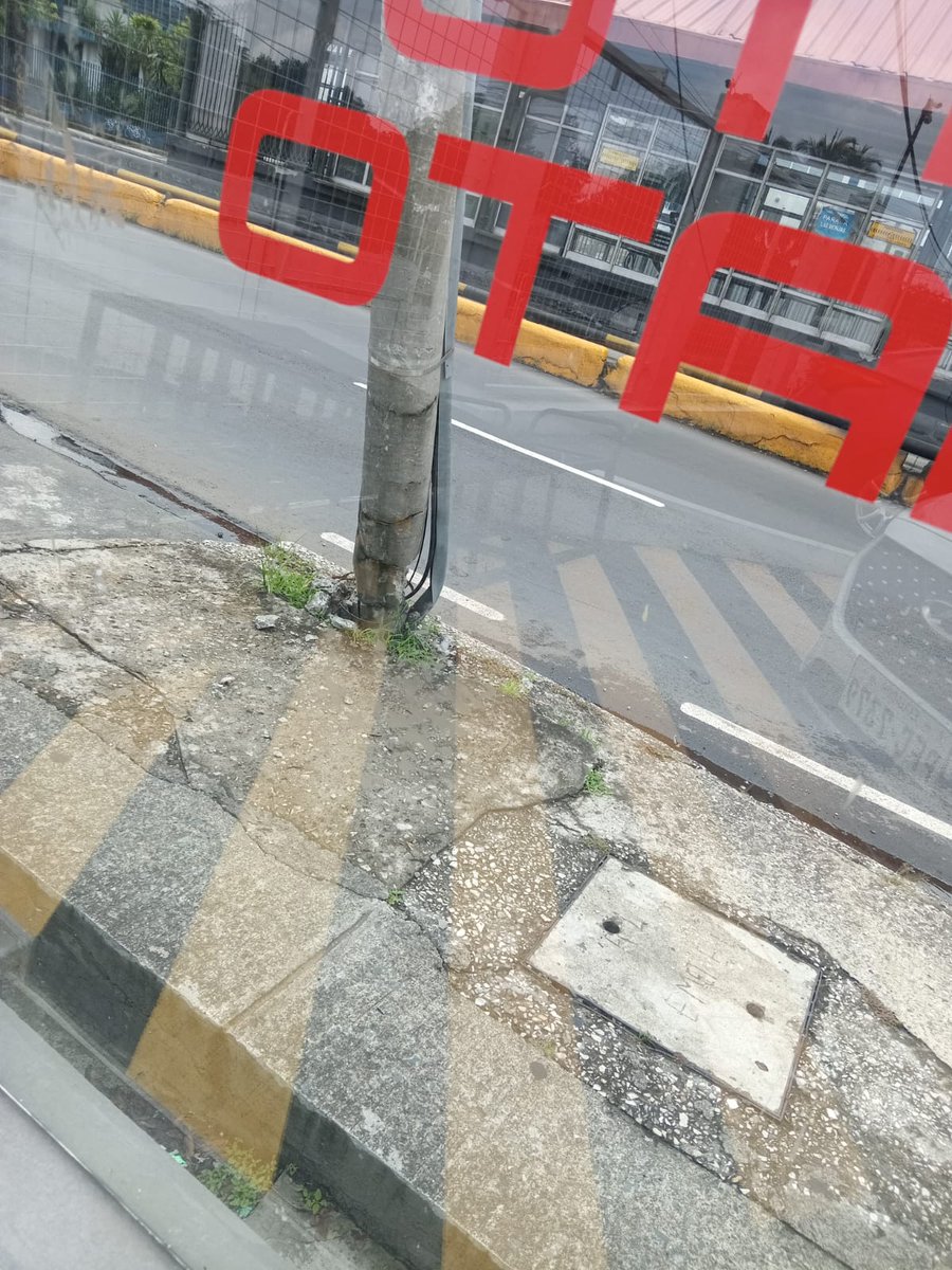 angello_abraham's tweet photo. @CNT_EC  porfavor su gentil ayuda  atendiendo poste a punto de colapsar en Av Carlos Julio Arosemena al lado de la gasolinera primax. El poste según la empresa eléctrica es responsabilidad de CNT. Quedó atento a su pronta solución. https://t.co/JN2ekFY7D4
