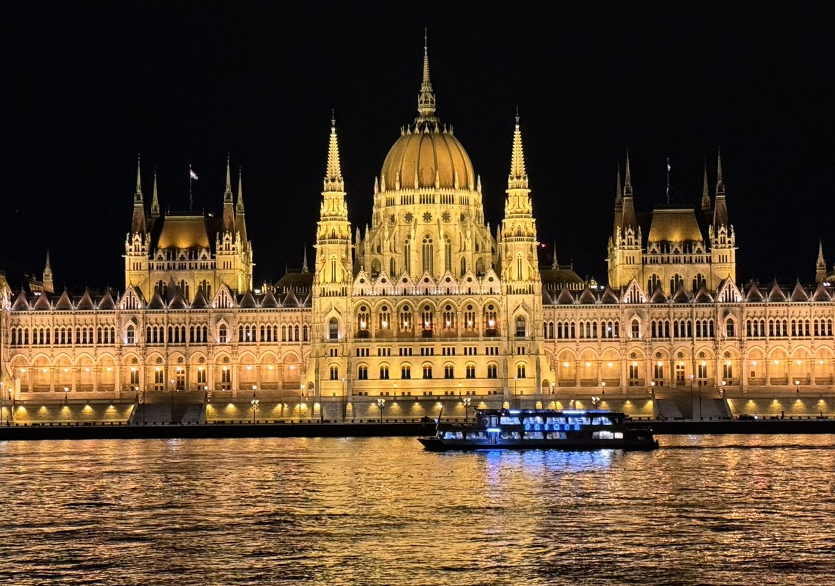 Beautiful #blueDanube Loving our first ever visit to #Budapest #Hungary <a href="/ThePhotoHour/">#ThePhotoHour</a> #StormHour